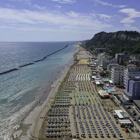 Amadei Hotel Blumen Pesaro Extérieur photo
