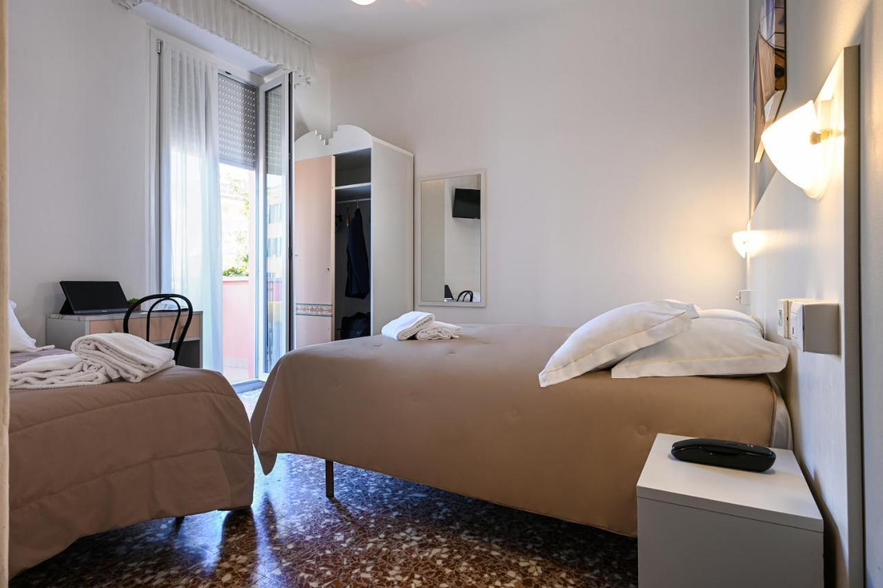 Amadei Hotel Blumen Pesaro Extérieur photo