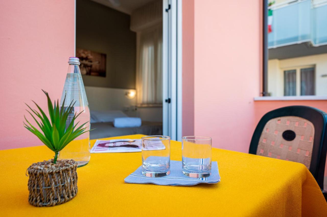 Amadei Hotel Blumen Pesaro Extérieur photo