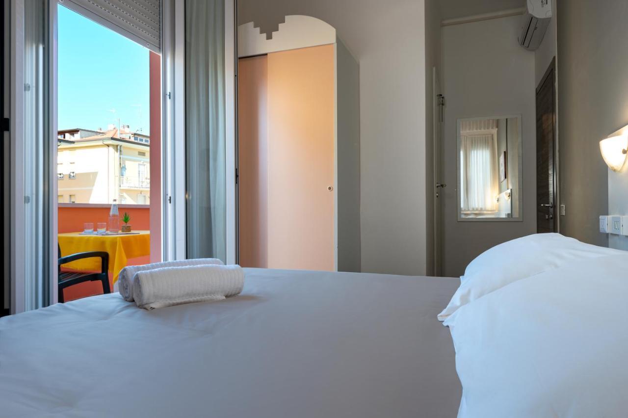Amadei Hotel Blumen Pesaro Extérieur photo
