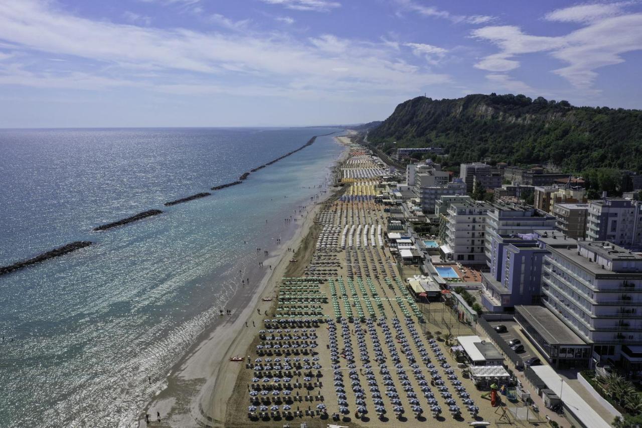 Amadei Hotel Blumen Pesaro Extérieur photo