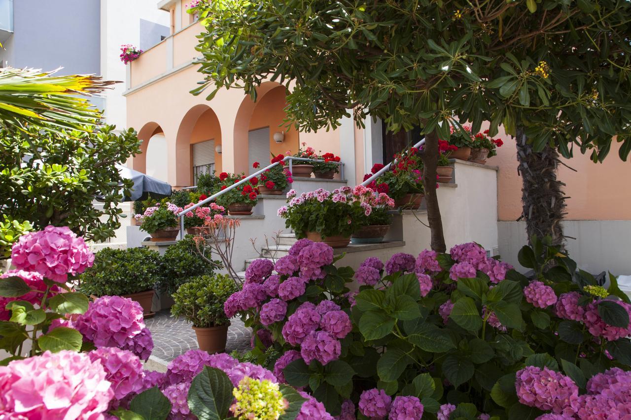 Amadei Hotel Blumen Pesaro Extérieur photo