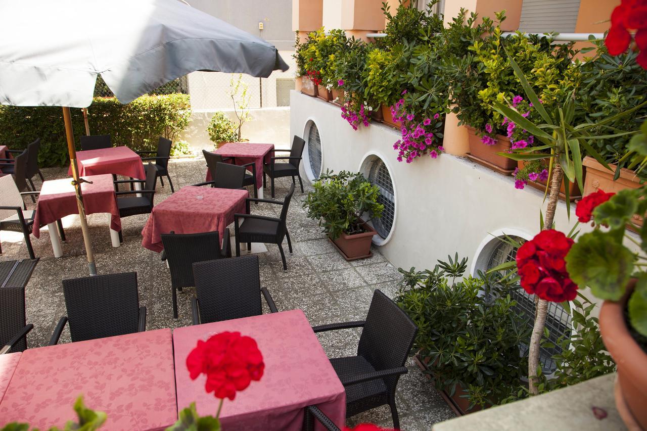 Amadei Hotel Blumen Pesaro Extérieur photo